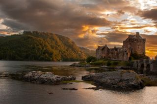 Eilean Donan / Highlands, Scotland Tak tohle byl nejvíc cool třítýdenní výlet! Jen s báglem, stanem a foťákem👌Jo a kabelku...